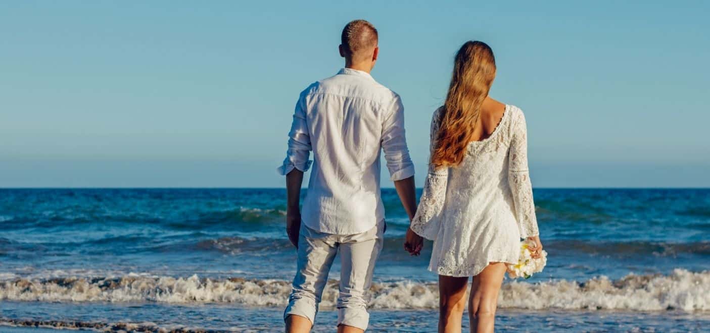 escapade en duo au bord de leau les pieds dans leau