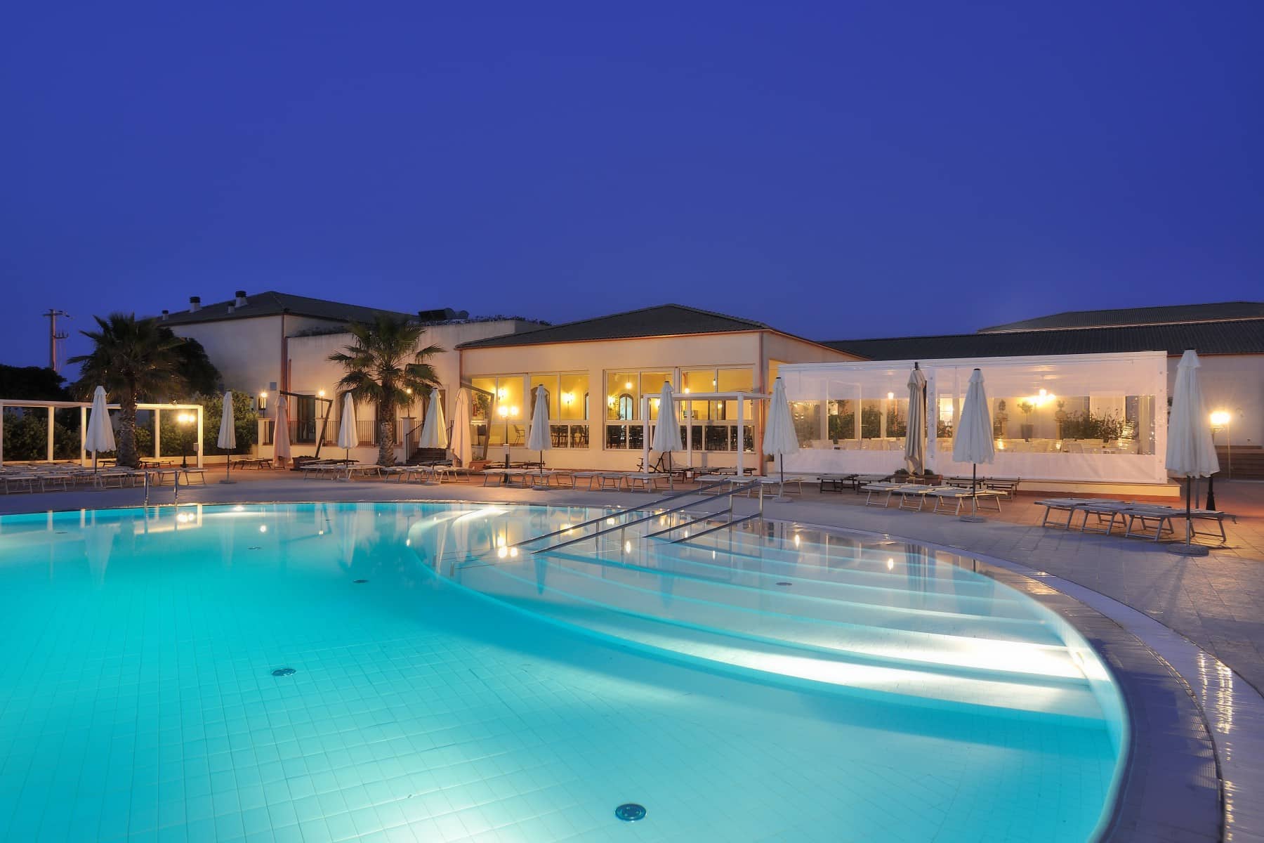 Hotel Sikania Resort & Spa piscine nuit