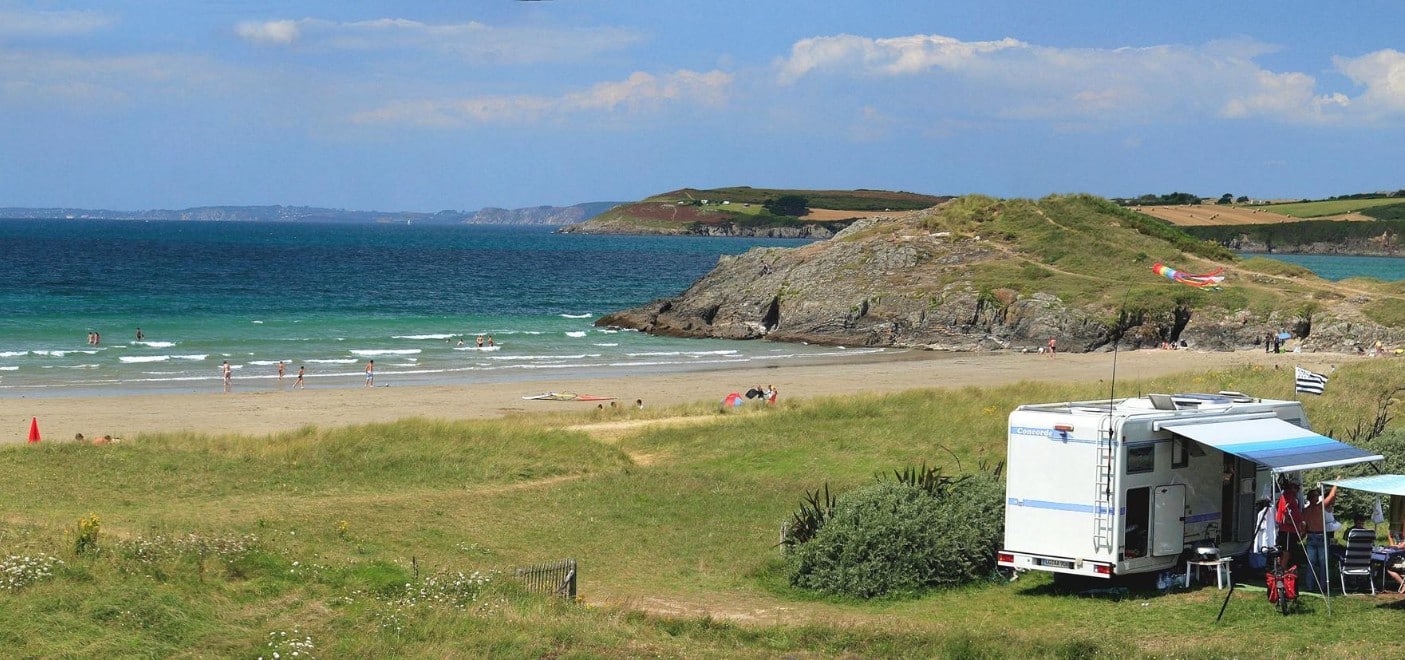 camping la plage de tregue emplacement vue mer les pieds dans leau