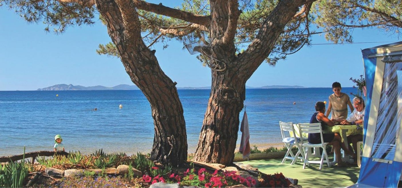 camping le pansard emplacement en bord de mer les pieds dans leau 2