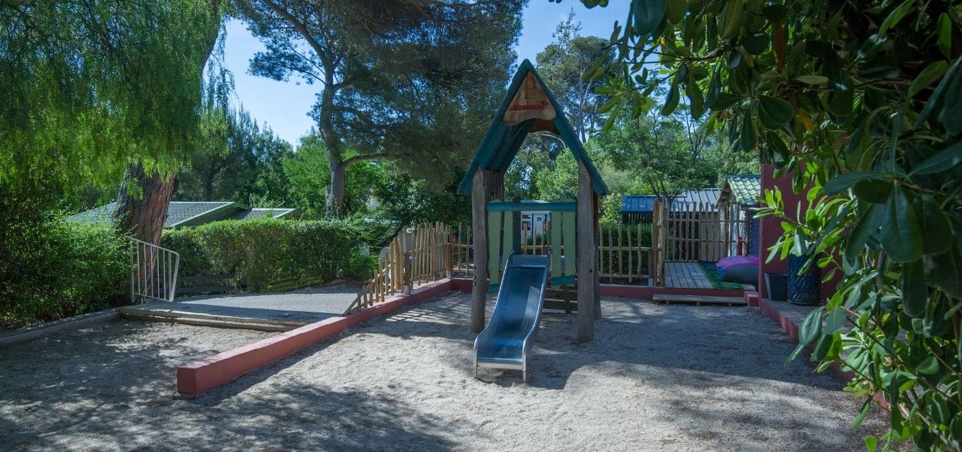 camping lhermitage aire de jeux les pieds dans leau