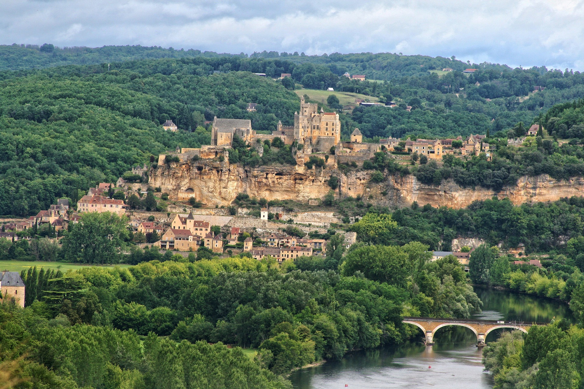 Envie d’un camping en Dordogne en bord de lac ou de rivière ?