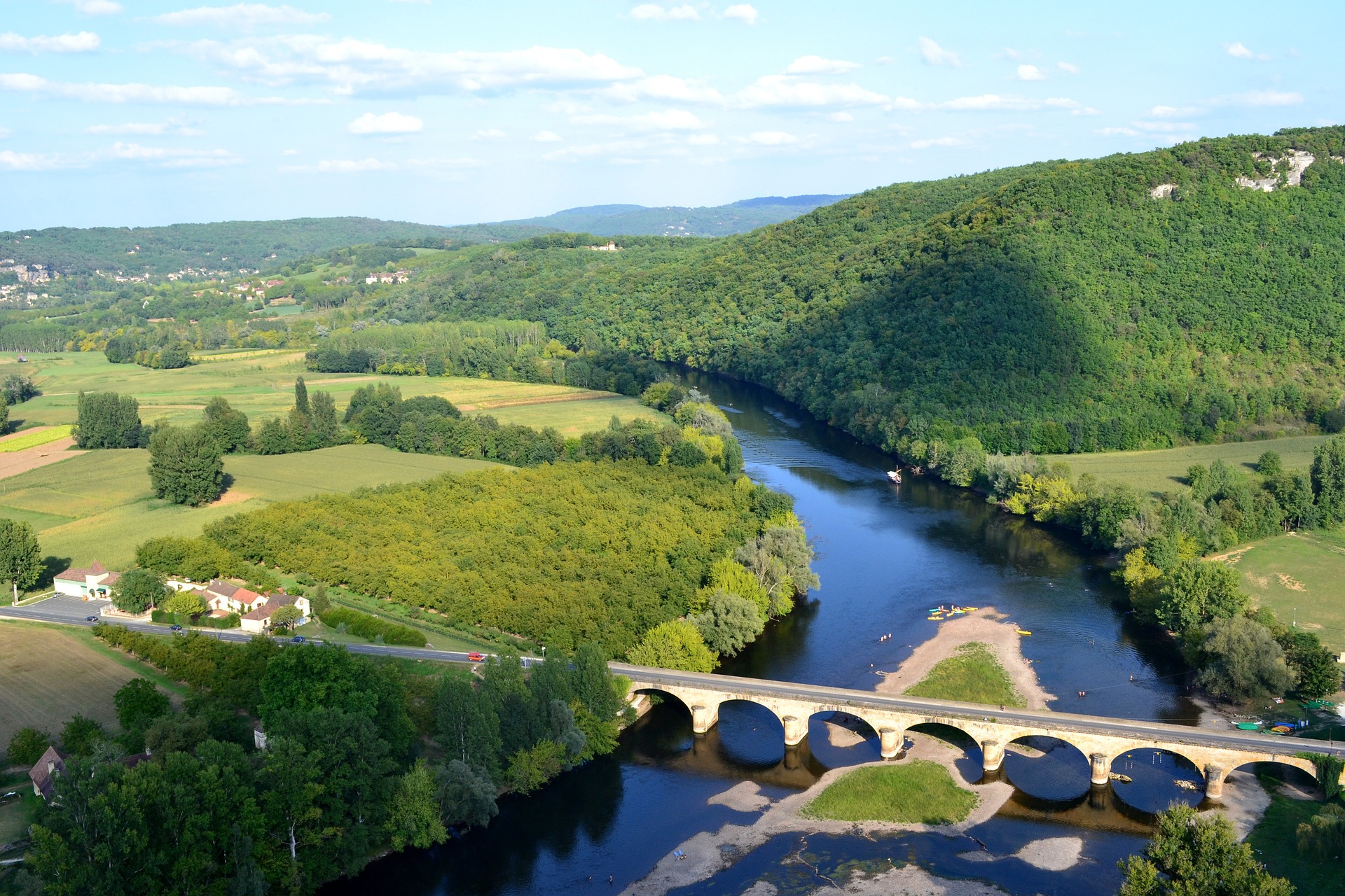 Envie d’un camping en Nouvelle-Aquitaine en bord de mer, de lac ou de rivière ?