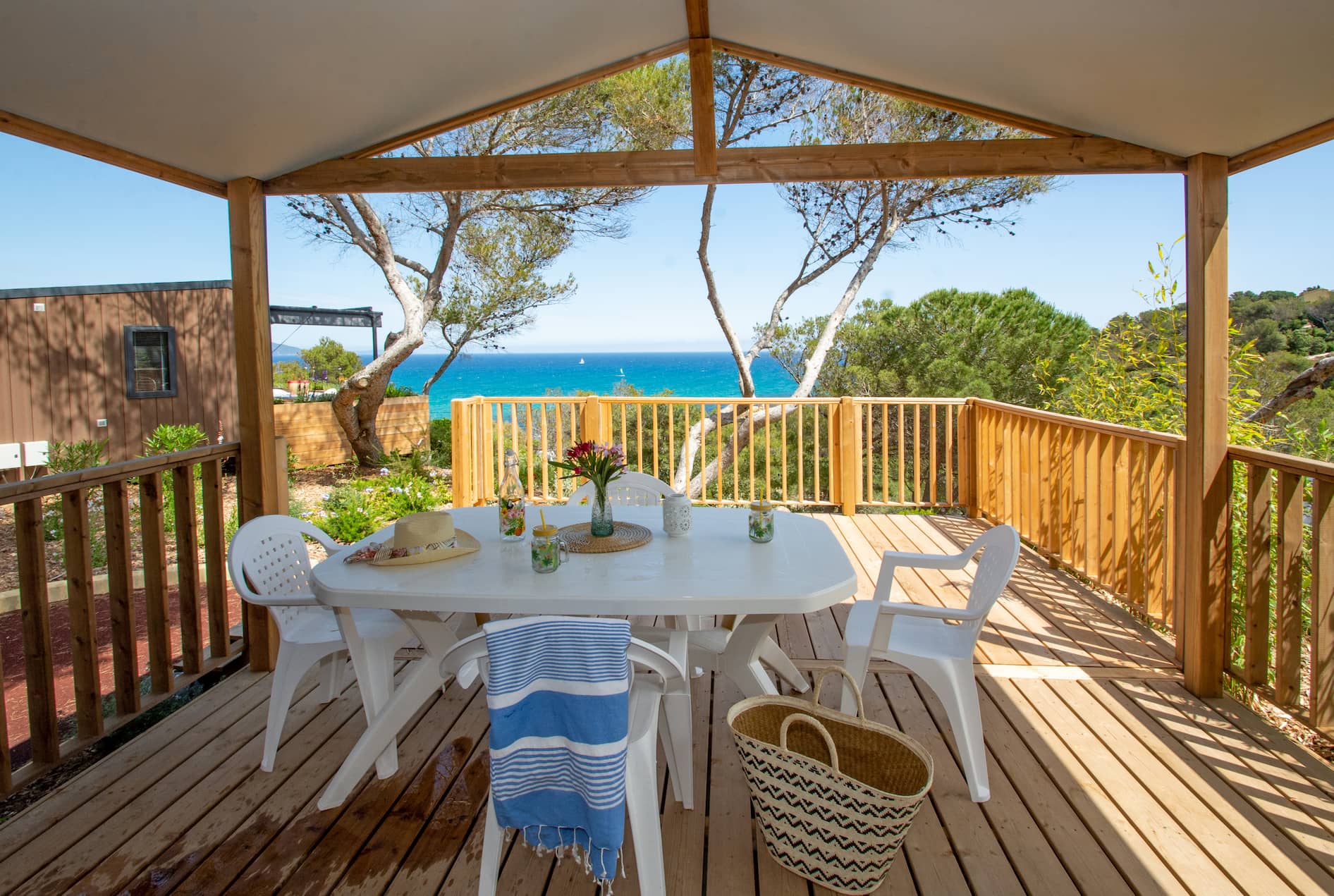 les pieds dans leau camp du domaine bormes les mimosas terrasse vue mer